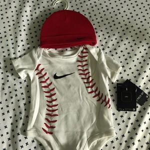 NWT Nike onesie with hat 0-3 months
